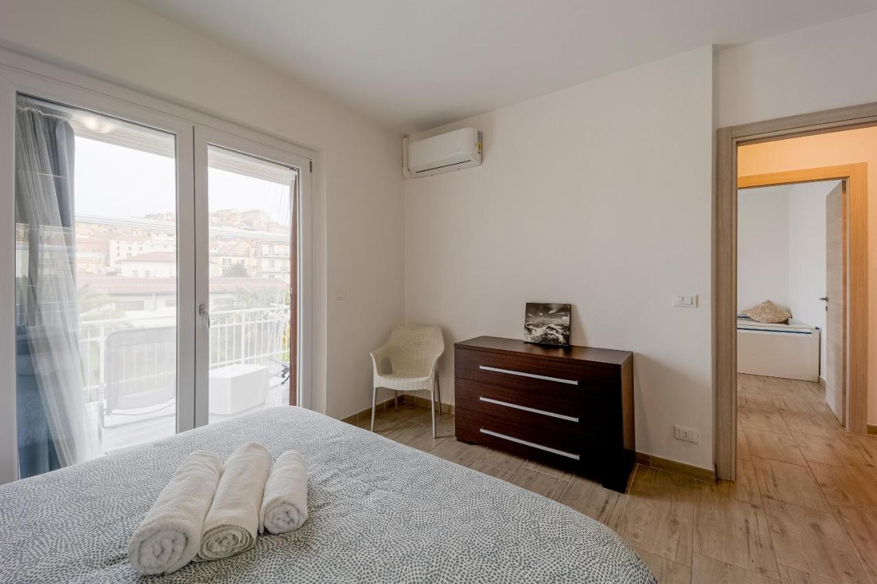 Il Gattino Di Porto - Apt 5 - Bilocale Terrazzo Piscina Imperia Exterior foto